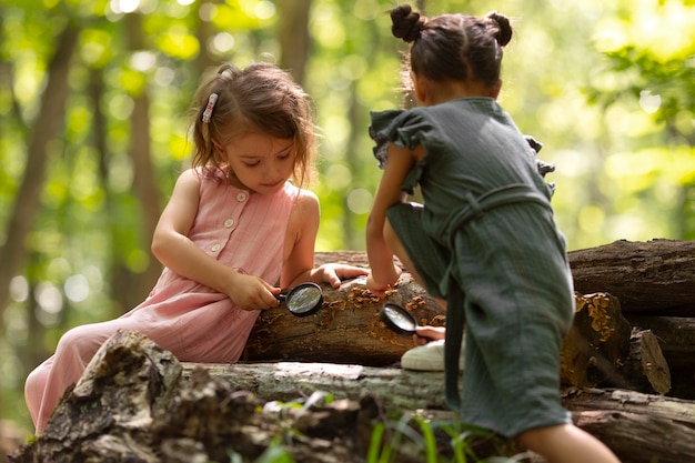 Niños curiosos que participan en una búsqueda del tesoro.