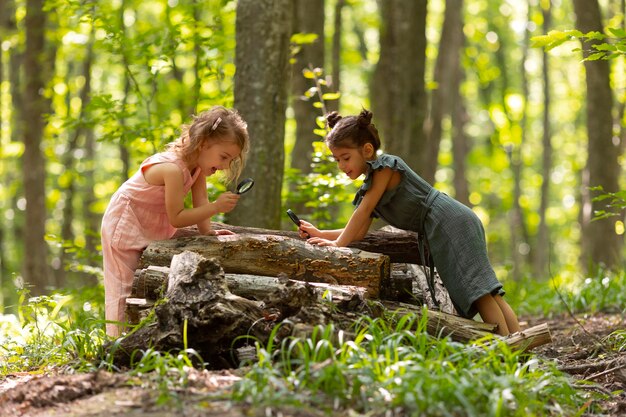 Niños curiosos que participan en una búsqueda del tesoro.