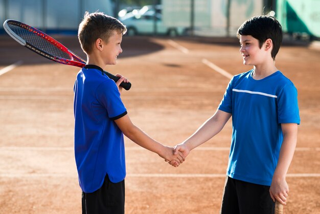 Niños dándose la mano antes del partido.