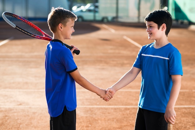 Niños dándose la mano antes del partido.