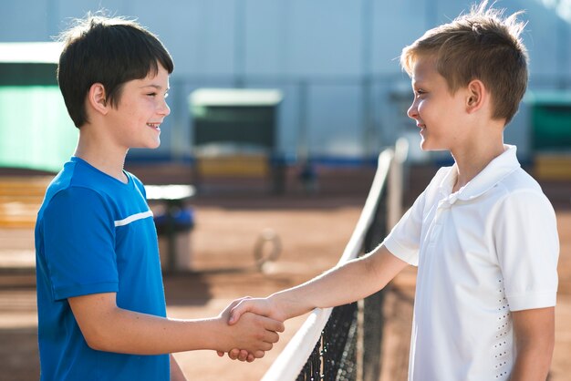 Niños dándose la mano antes del partido.