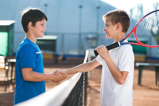 Niños dándose la mano antes del partido.