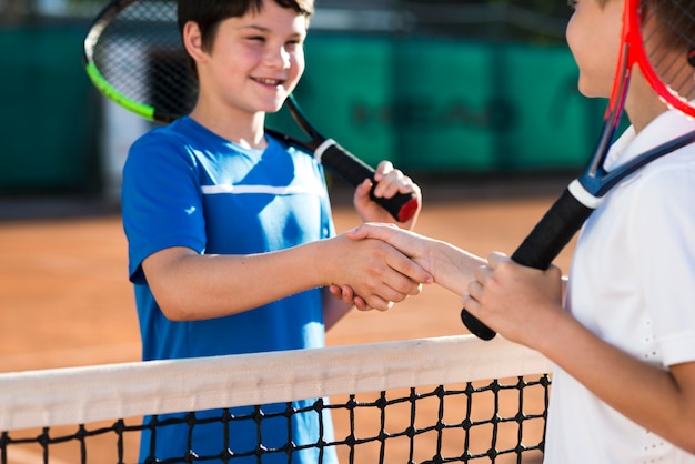 Niños dándose la mano antes del partido.