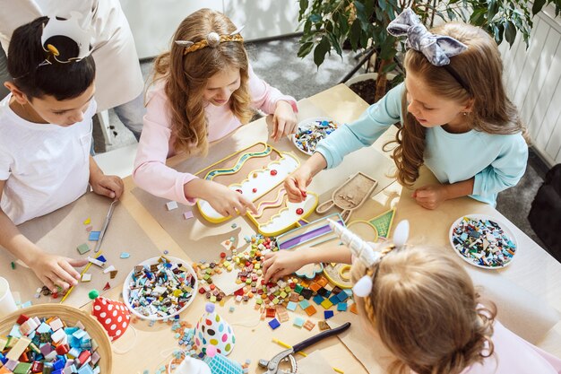 Los niños y decoraciones de cumpleaños.