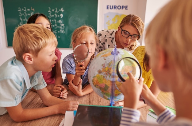 Foto gratuita niños descubriendo nuevos lugares en el mundo.