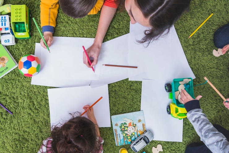 Foto gratuito niños dibujando y jugando