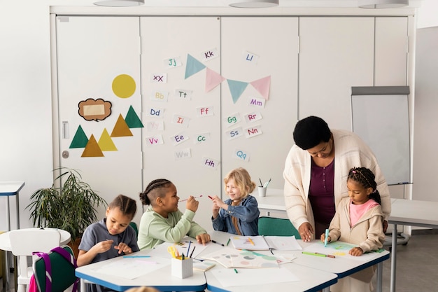 Niños dibujando juntos en el aula.