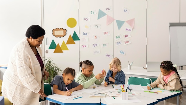 Niños dibujando juntos en el aula.