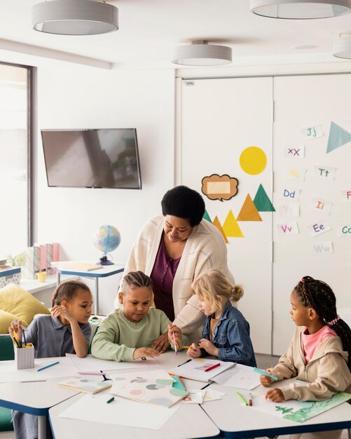 Niños dibujando juntos en el aula.