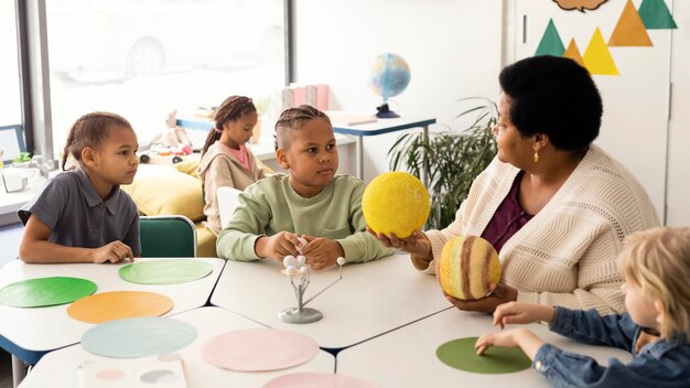 Niños dibujando juntos en el aula.