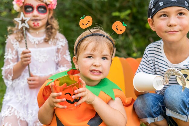 Niños con disfraces para halloween en el parque.