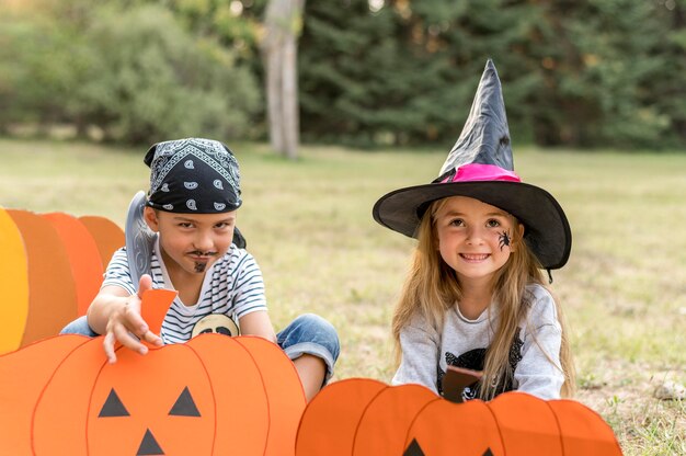 Niños con disfraces para halloween