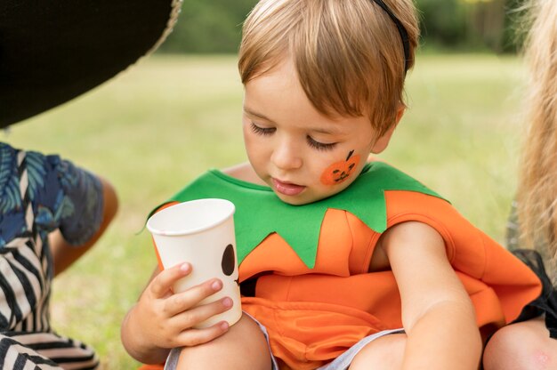 Niños con disfraz de halloween