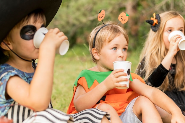 Niños con disfraz de halloween