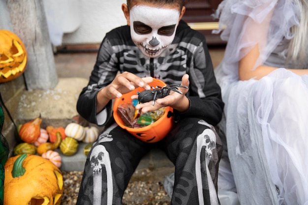 Niños disfrazados comiendo sus dulces.