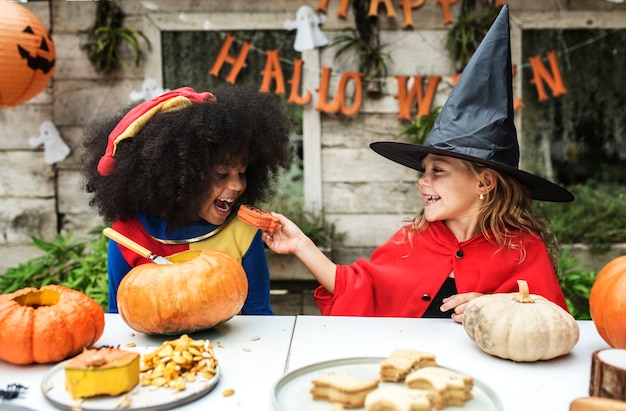 Foto gratuita niños disfrazados disfrutando la temporada de halloween.