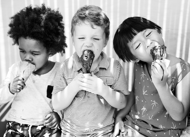 Niños disfrutando de un helado en un día de verano.