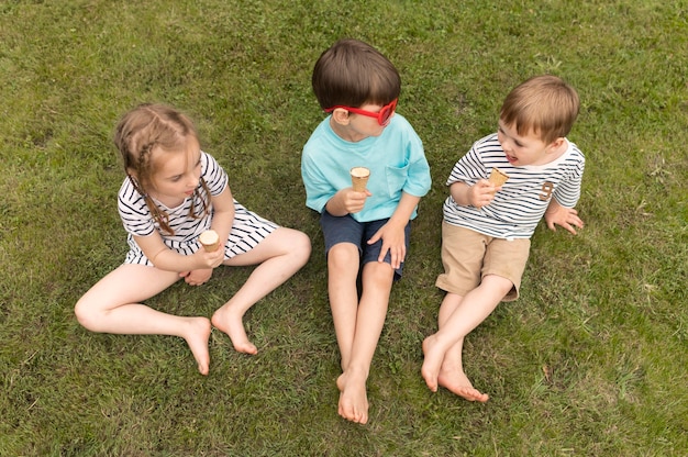 Foto gratuita niños disfrutando de un helado