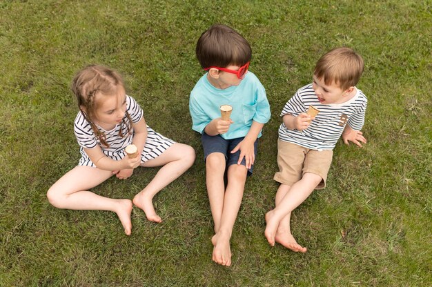 Niños disfrutando de un helado