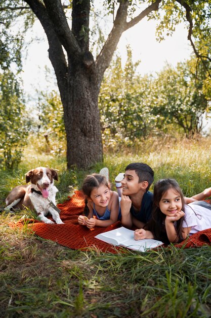 Niños disfrutando de un retiro rural