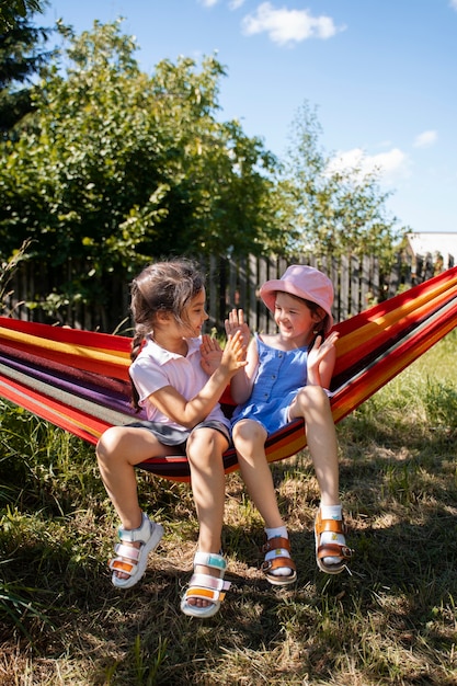 Niños disfrutando de un retiro rural