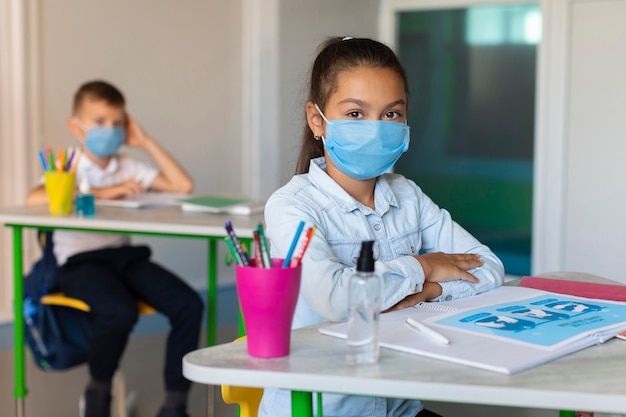 Los niños el distanciamiento social en el aula.