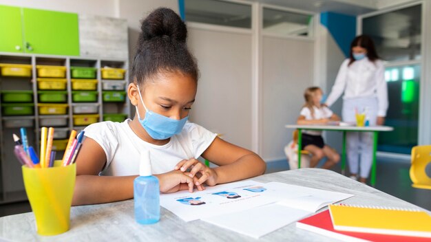 Niños distanciamiento social en clase