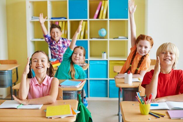 Niños divertidos en una clase