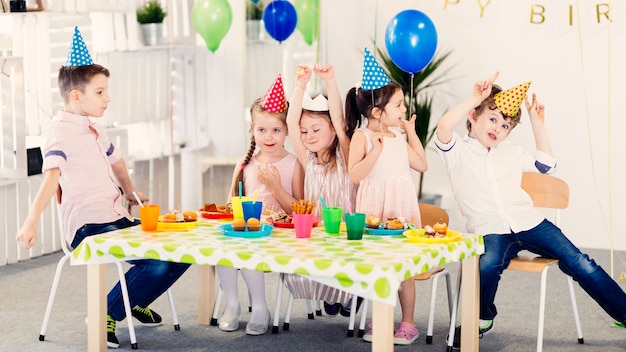 Niños divertidos con gorras de colores