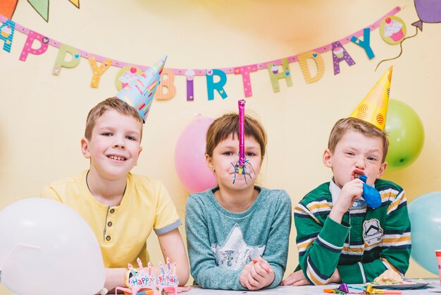 Niños divertidos y niña en la fiesta de cumpleaños