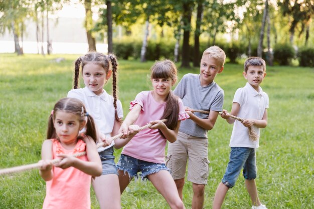 Los niños se divierten en el tira y afloja