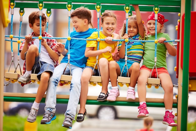 Foto gratuita niños divirtiéndose al aire libre