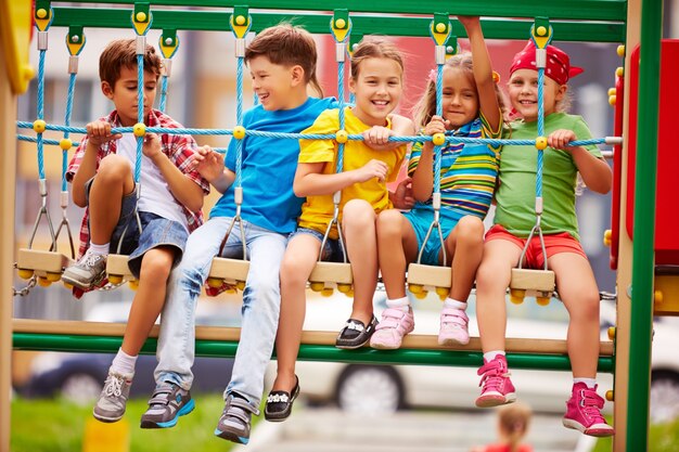 Niños divirtiéndose al aire libre