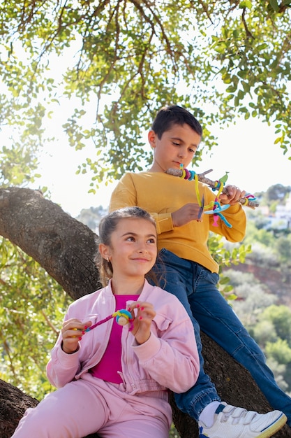 Niños divirtiéndose en el campamento de verano