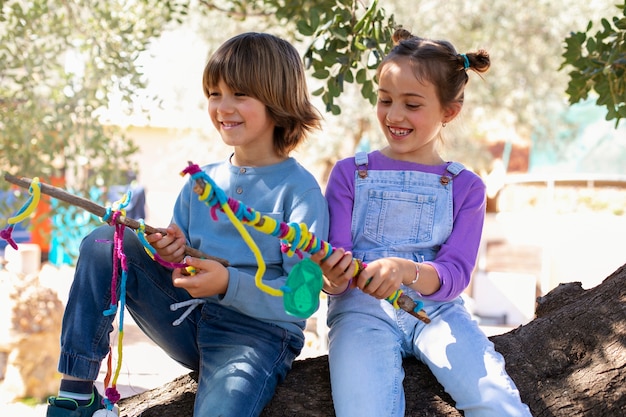 Foto gratuita niños divirtiéndose en el campamento de verano