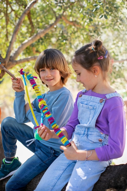 Niños divirtiéndose en el campamento de verano