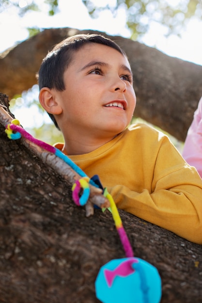 Foto gratuita niños divirtiéndose en el campamento de verano