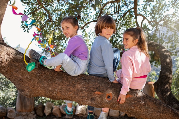 Foto gratuita niños divirtiéndose en el campamento de verano