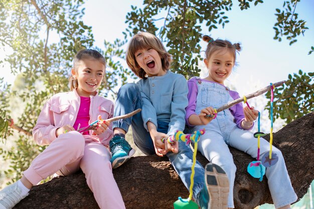 Niños divirtiéndose en el campamento de verano