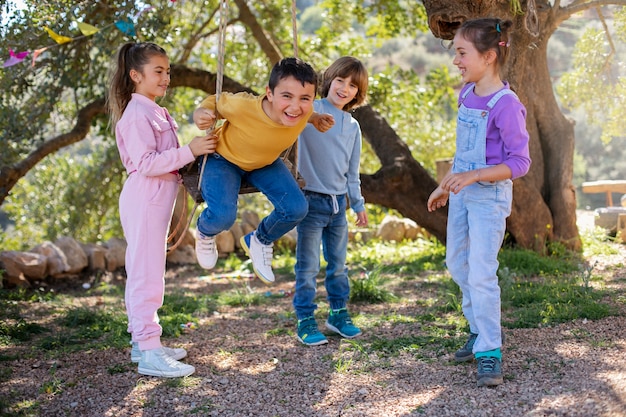 Niños divirtiéndose en el campamento de verano