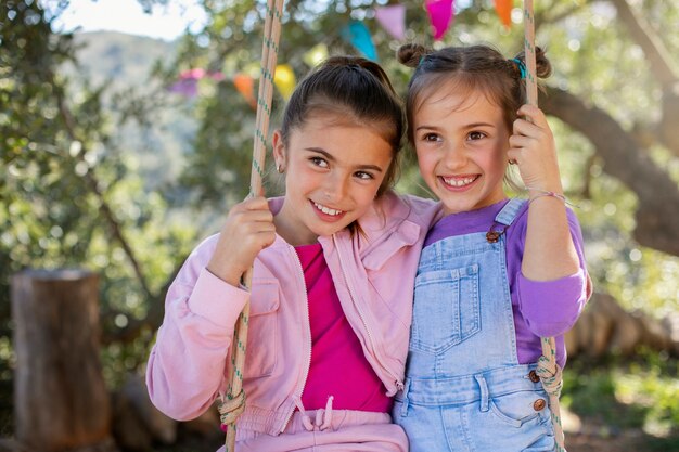 Niños divirtiéndose en el campamento de verano