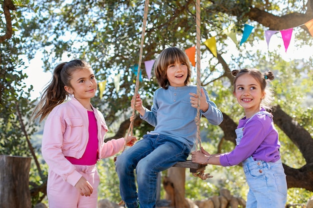 Niños divirtiéndose en el campamento de verano