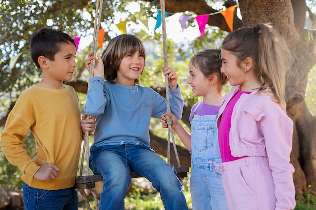 Foto gratuita niños divirtiéndose en el campamento de verano