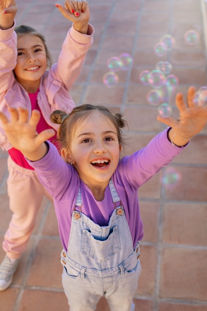 Niños divirtiéndose en el campamento de verano