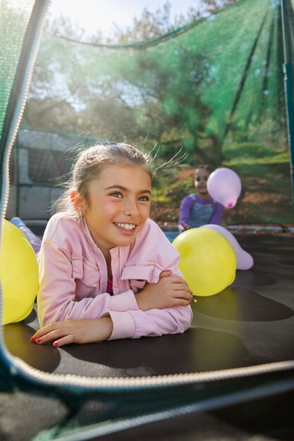 Niños divirtiéndose en el campamento de verano