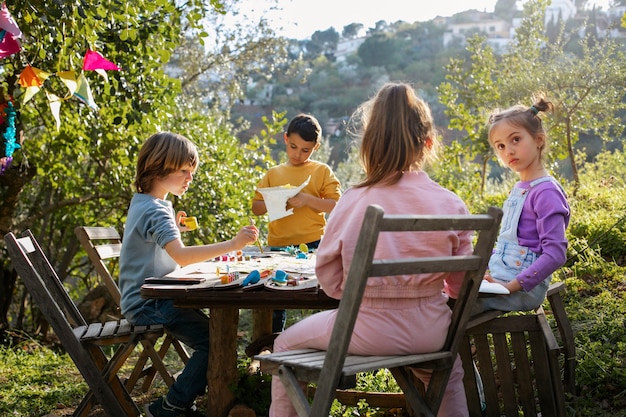 Foto gratuita niños divirtiéndose en el campamento de verano