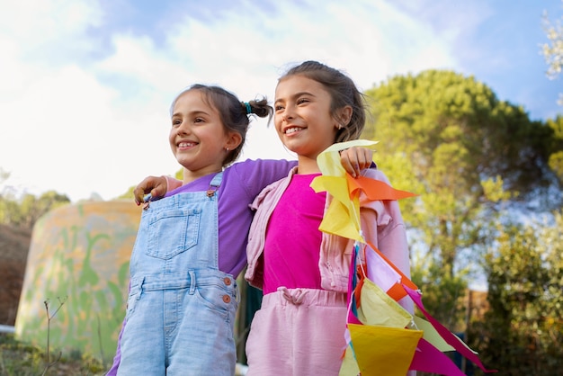 Niños divirtiéndose en el campamento de verano