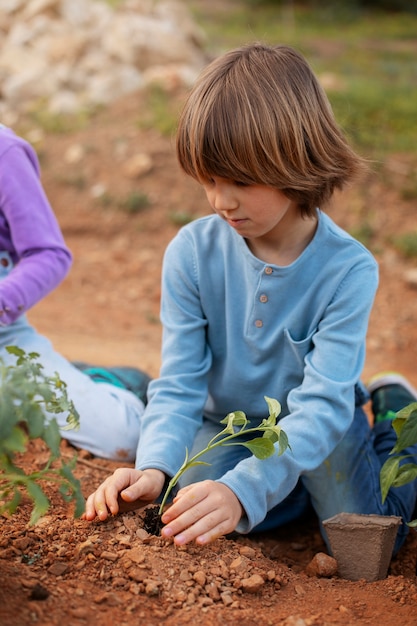 Niños divirtiéndose en el campamento de verano