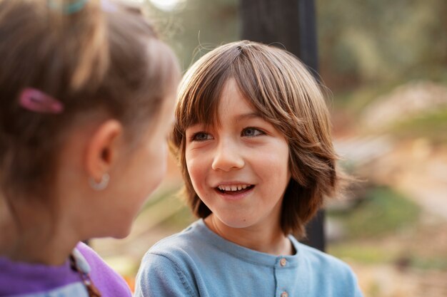 Niños divirtiéndose en el campamento de verano