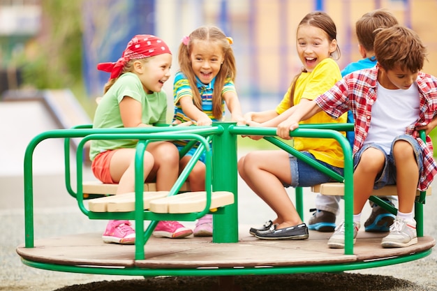 Niños divirtiéndose en el carrusel